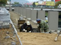 Укладка брусчатки вдоль берегов "Каменки"